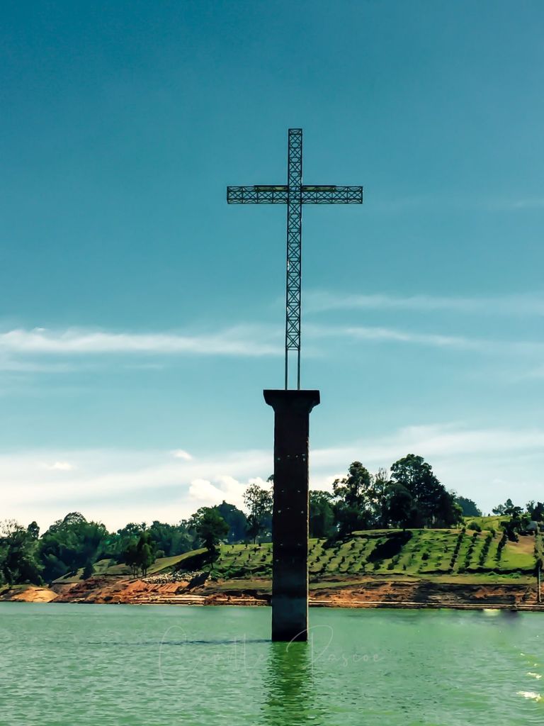 Cruz De Penol: The Old Penol cross marks the spot where the old Penol temple was located prior to the flooding of the area